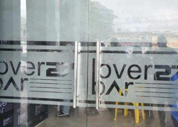 Hombres armados entraron a una Discoteca y asaltaron a decenas de personas que se encontraban en el lugar, dejando a un hombre herido de bala. 