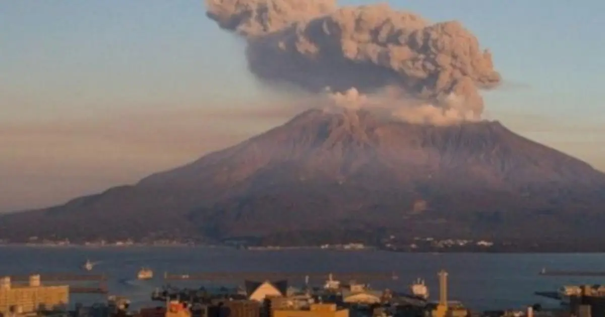 Evacuan medio centenar de personas tras erupción de volcán en Japón