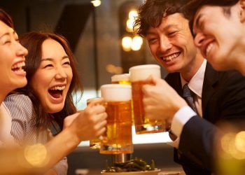 Japón promueve consumo de alcohol entre jóvenes tras efectos pandemia