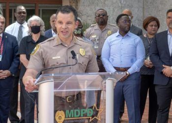 Agente de Policía Miami en estado crítico tras tiroteo