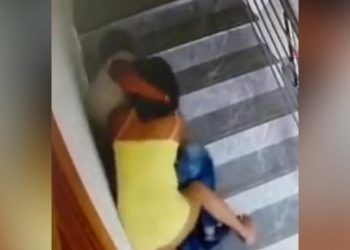 Cámara de seguridad capta hombre golpeando a mujer en Santiago