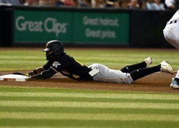 Pelotero dominicano suspendido por traer celular en el bolsillo