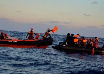 Cien muertos al hundirse embarcación frente a costas de Siria