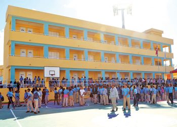 ¡Con déficit de aulas, sin cupos y tras un huracán! Inicia hoy año escolar