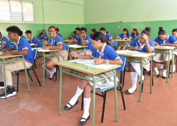 ¡Lío sobre líos! Educación licitó 35 mil butacas para lidiar con déficit de asientos