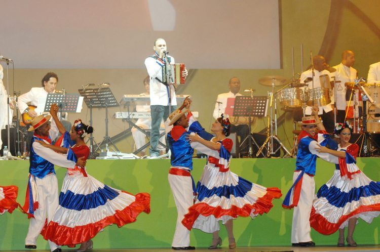 ¿Cuáles son los bailes que predominan en las celebraciones del 27 de febrero?