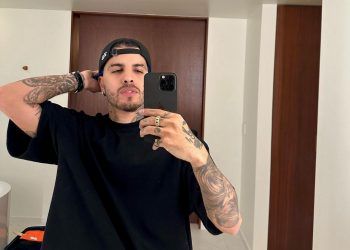Golpean a Rauw Alejandro con un celular durante concierto