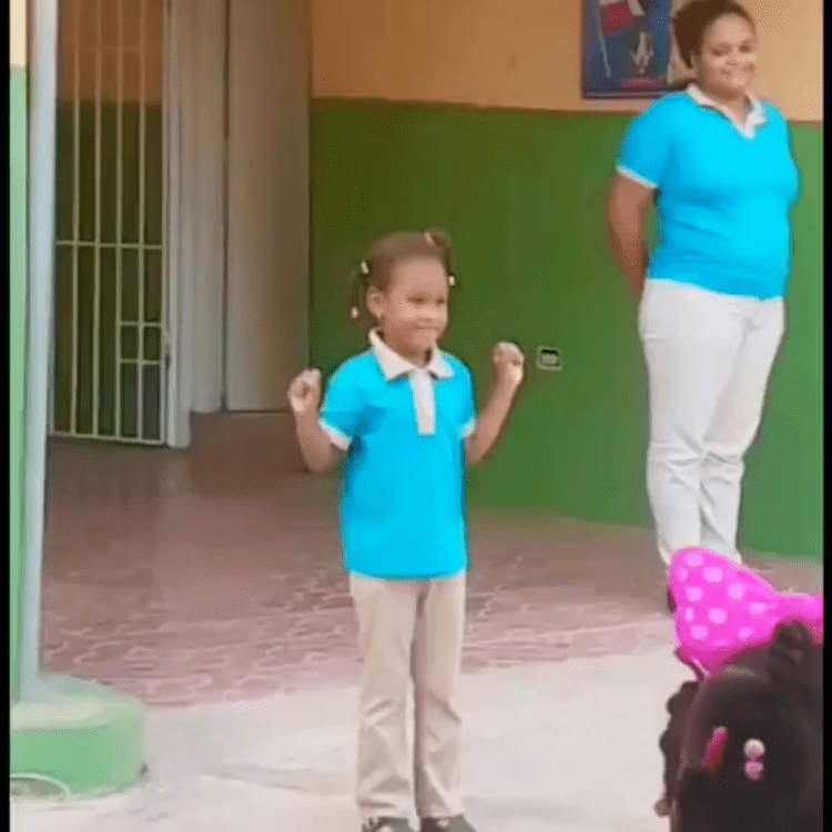 Niña sorda interpreta el Himno Nacional con lenguaje de señas