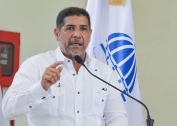 Ministro de Agricultura insta a la población a consumir más plátanos por sobreproducción