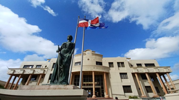 Envían a prisión a profesor investigado por abusar sexualmente de dos alumnas en Santiago