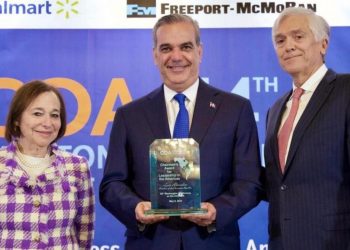 Presidente Abinader recibe premio Chairman’s Award por su liderazgo en las Américas