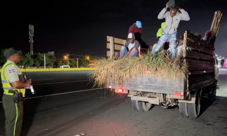Agente de la Digesett descubre a varios haitianos indocumentados escondidos en un camión