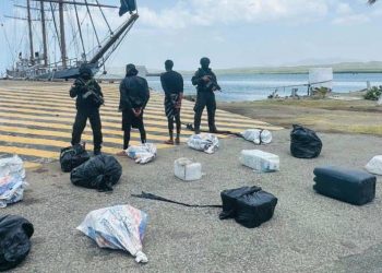 Atrapan lancha con dos hombres y un cargamento de presuntas drogas en Peravia