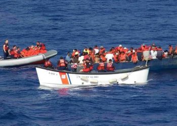 Rescatan migrantes dominicanos de una embarcación que se hundía en el Atlántico