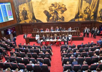 Aprueban unificar elecciones y disposiciones transitorias que prohíben reelección presidencial