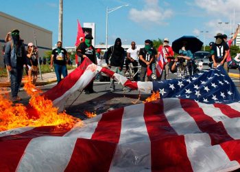 Protestan en Panamá: Queman bandera de EE.UU. y carteles de Trump por amenazas al Canal