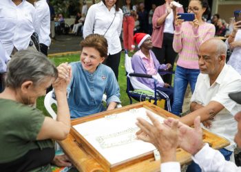 Raquel Peña visita hogares de ancianos y un hospital infantil en Santiago