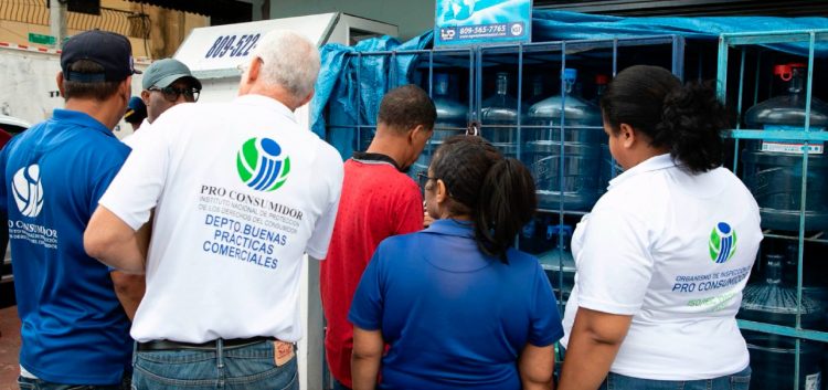 Pro Consumidor decomisa cientos de botellones de agua expuestos al sol