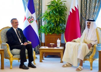 Luis Abinader trata temas bilaterales con el emir de Qatar