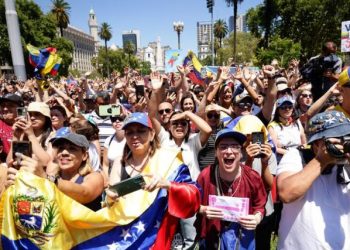 Venezolanos se agrupan cerca del Palacio por visita de Edmundo González