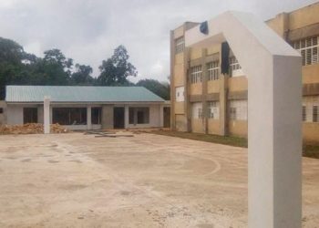 Crisis educativa en Tenares: Clases en funerarias y kioscos