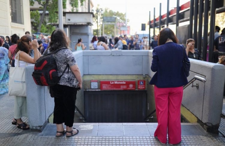 Chile vuelve a la normalidad tras el apagón que llevó al gobierno a declarar toque de queda