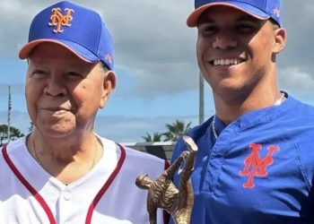 Juan Soto recibe el reconocimiento del premio Juan Marichal