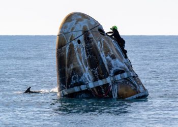 Astronautas regresan a la Tierra; Una zambullida en el mar incluida