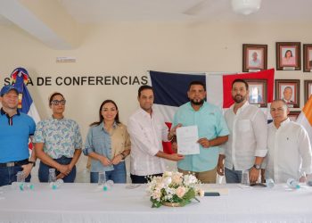 Gobierno entrega fondos para obras y equipos en Gaspar Hernández