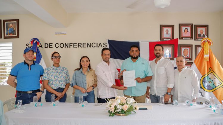 Gobierno entrega fondos para obras y equipos en Gaspar Hernández
