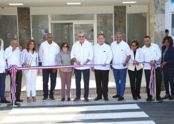 Presidente Abinader inaugura hospital en Baní y centro deportivo en Azua