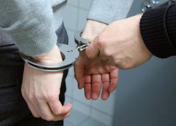 Arrestan a hombre sospechoso de estafar ancianos en EEUU