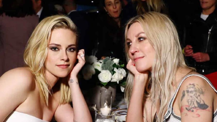 Kristen Stewart se casa con la guionista Dylan Meyer tras años de relación