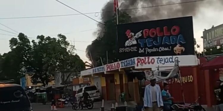 Incendio destruye viviendas en mercado de Barahona