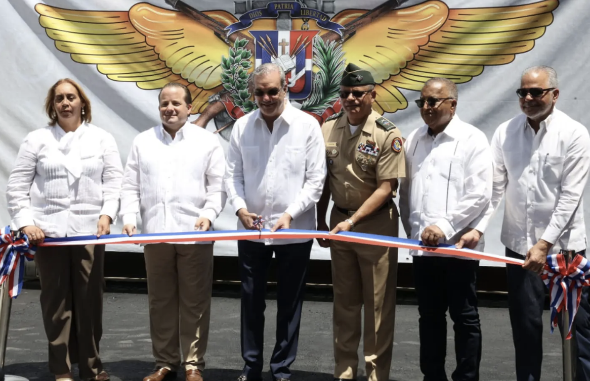 Abinader inaugura planta militar de ensamblaje de vehículos en San Cristóbal