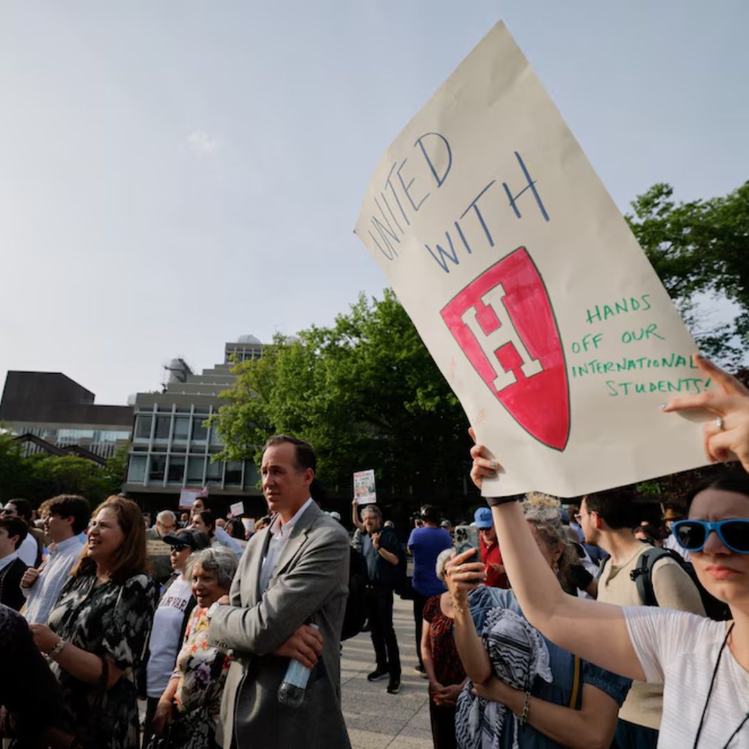 Estudiantes de Harvard protestan contra los recortes millonarios impuestos por Trump