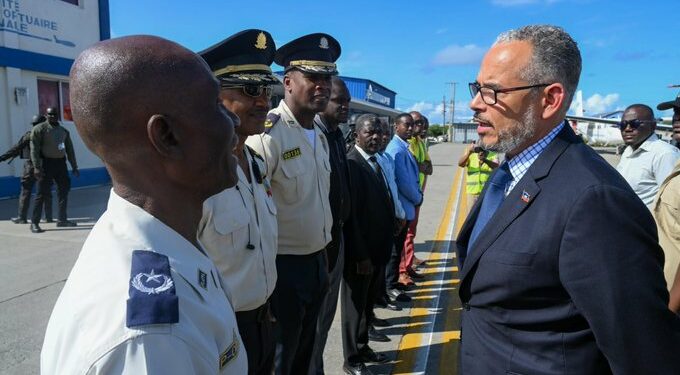 Haití celebra su bandera con fervor en Cabo Haitiano y recibe a su primer ministro