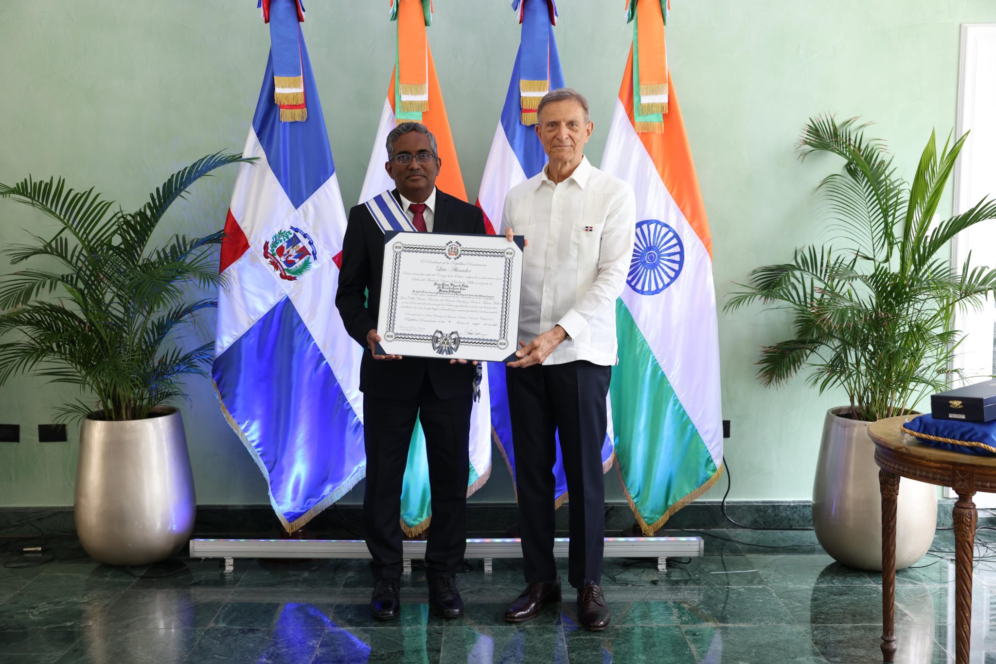 Canciller Roberto Álvarez impone condecoración al embajador de la India en el país