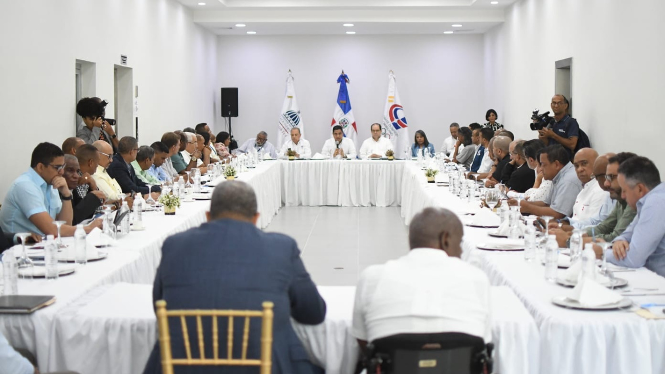 Ministro Kelvin Cruz, se reúne con 37 federaciones deportivas