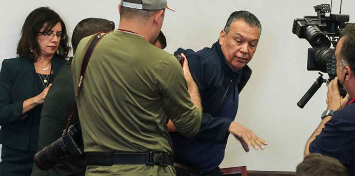 Senador Alex Padilla es esposado y sacado a la fuerza durante conferencia en Los Ángeles