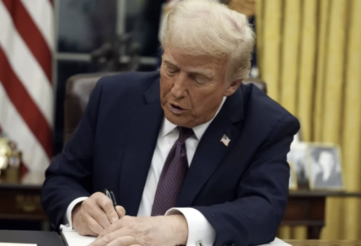 El presidente Donald Trump considera ampliar veto migratorio a 36 países más