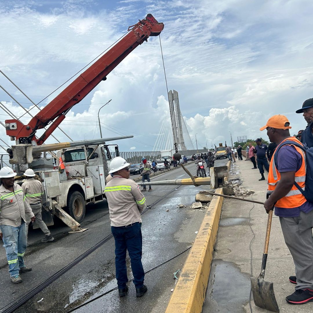 Varios postes del tendido eléctrico se desploman sobre el Puente de la 17