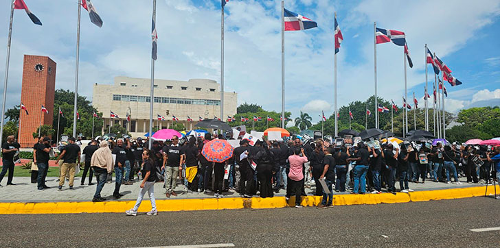 Proveedores de alimentos escolares protestan frente al Congreso por la aprobación de la nueva ley