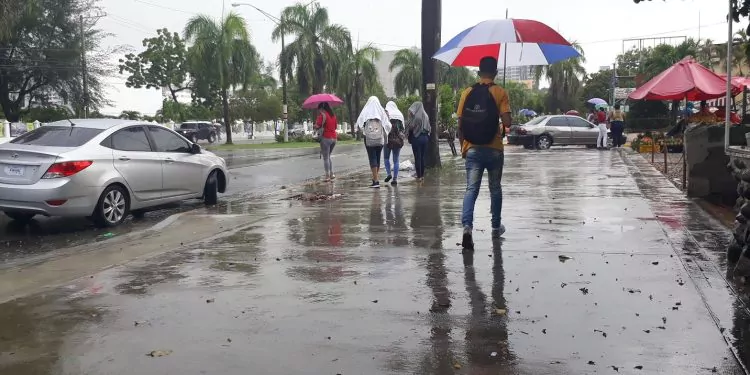 Onda tropical trae lluvias y ráfagas de viento