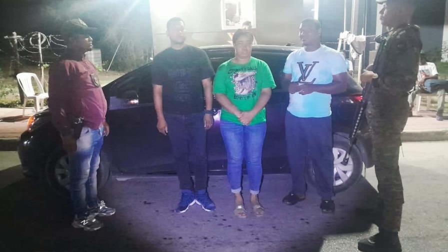 Detienen a un raso de la FARD con una haitiana ilegal oculta en el baúl de un carro