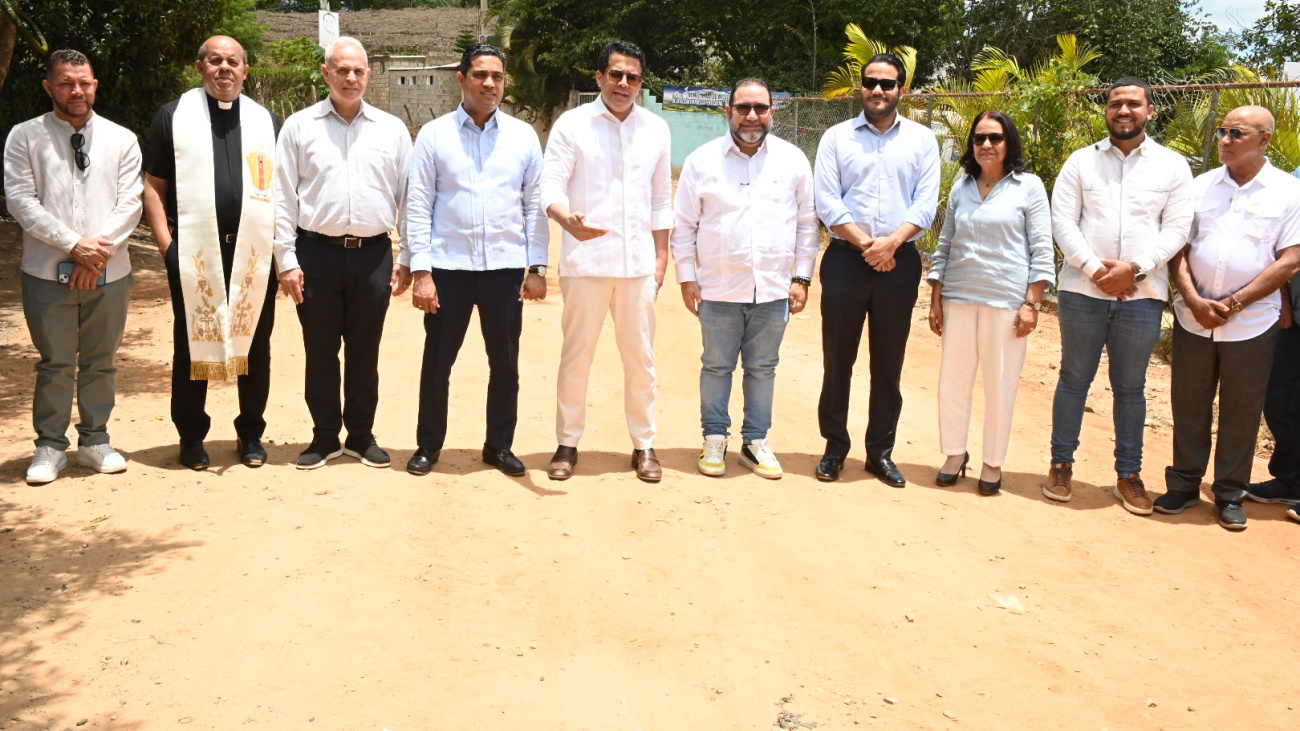 Ministro David Collado deja iniciada la reconstrucción de vía de acceso en Jumunuco, Jarabacoa