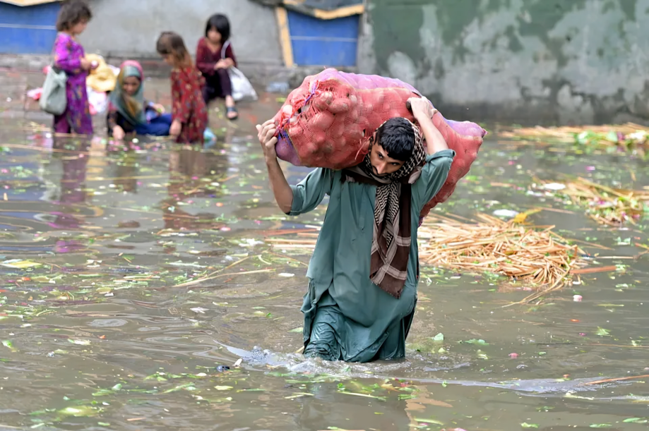 Pakistán bajo agua: 234 muertos y la lluvia no para hasta el viernes