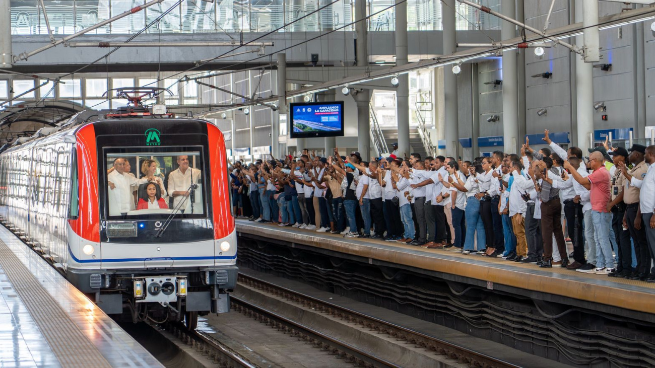 Abinader pone en marcha trenes de seis vagones para el Metro de Santo Domingo