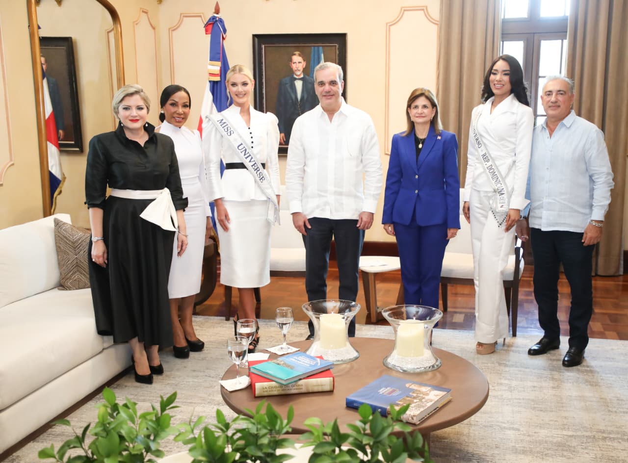 Abinader recibe a Miss Universo y a Miss República Dominicana en el Palacio Nacional