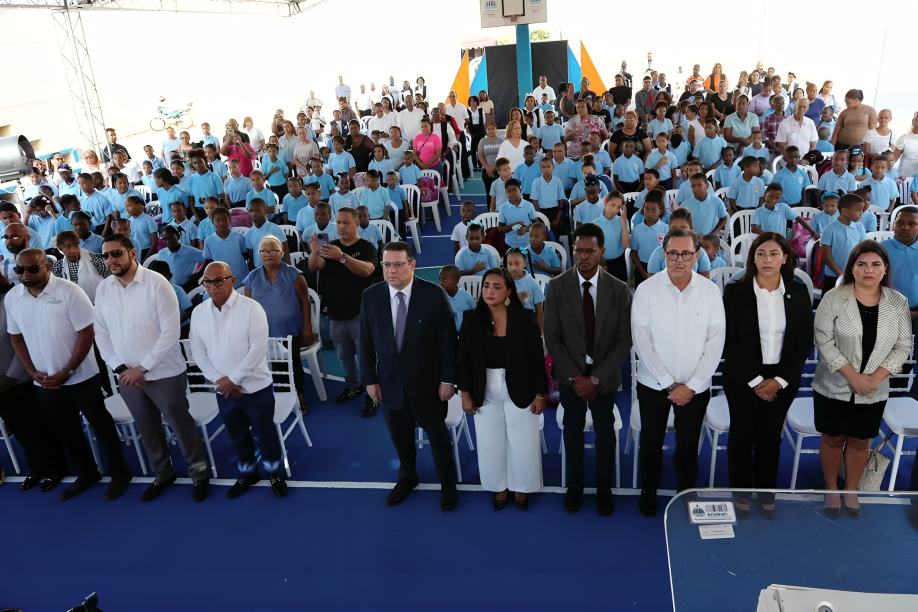 Escuela República de Chile inicia clases con Yayo Sanz Lovatón al frente